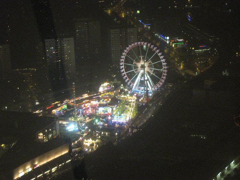 uitzicht op kerstmarkt.jpg - Een stukje verder op is een complete kermis.
